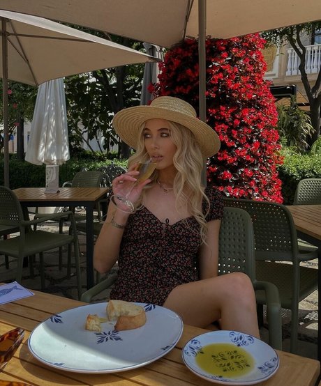 Nicola Hughes star du porno sympa img