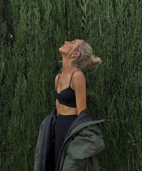 Nicola Hughes star du porno exclusive photos