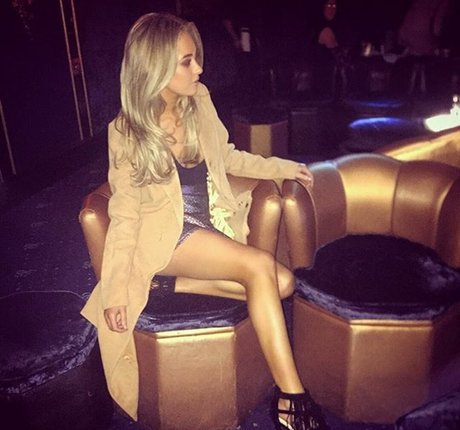 Nicola Hughes star du porno hd photo