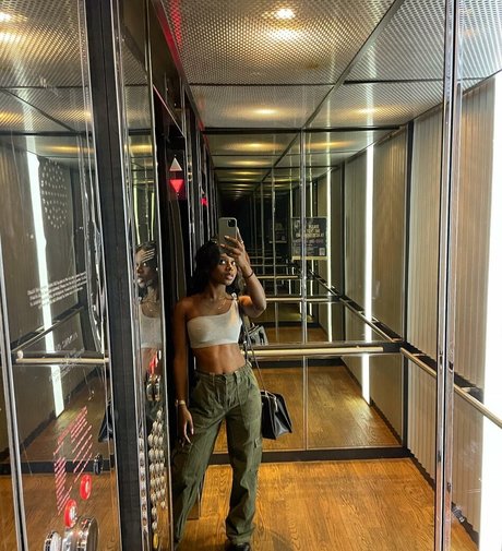 DivyaAdu modèle érotique images