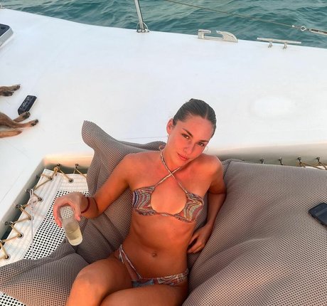 Eloise Webb modèle sexy photo