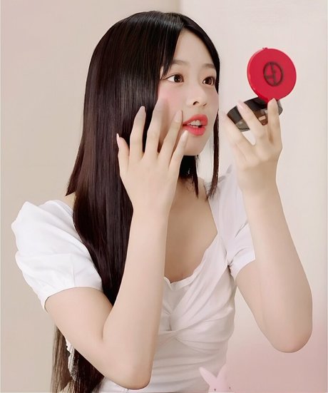 Hanni Pham modèle sympa archive