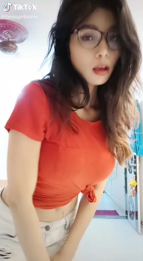 Annie Sharma étoile sexy photos