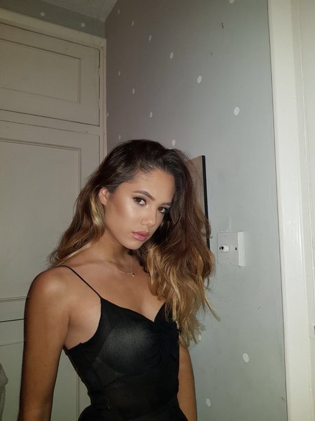 Saoirse Alicia Behzadi_ star du porno érotique image