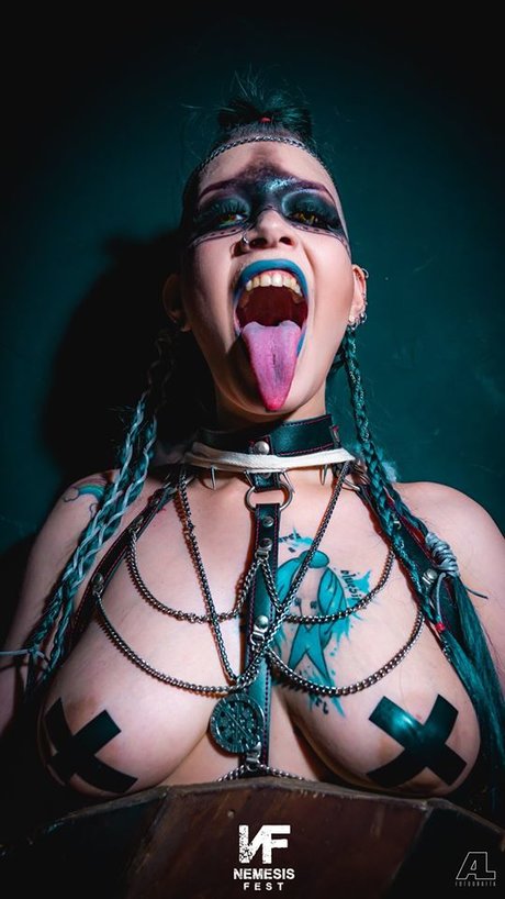 Niniah Wolfy haut modèle photo