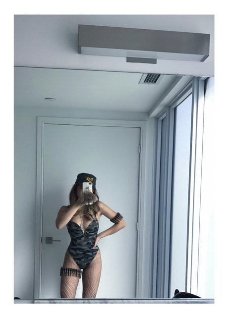 Kara Chan étoile exclusive des photos