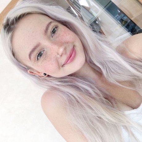 Caelyn Mathews modèle sympa collection