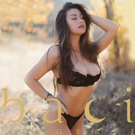 Erin Cahill actrice nue des photos