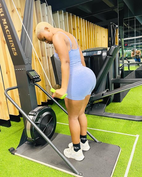 Sharon Gambu star du porno exclusive des photos