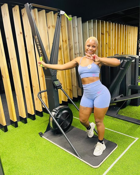 Sharon Gambu modèle adulte photo