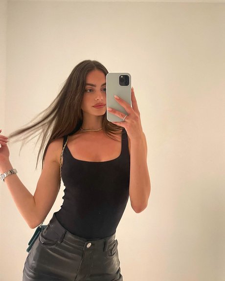 Yael Shelbia top star photo