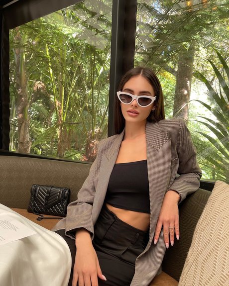 Yael Shelbia étoile sympa galerie