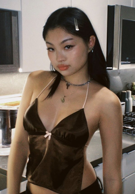 Alina Lin star du porno de haute qualité images