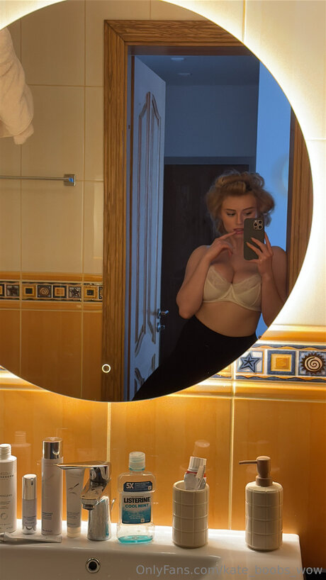Kate Boobs Wow modèle magnifique images