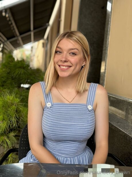 Saunders Brown haut de star du porno image