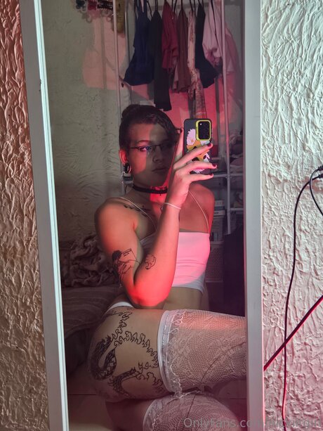 Nickiitgirl haut modèle image