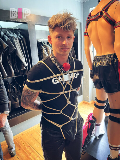 Boundinprogress modèle xxx galerie