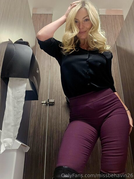 Missbehavin26 nus star du porno img