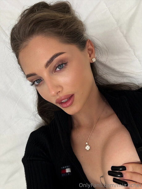 Mia Schei modèle chaud galeries