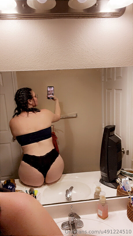 U491224510 actrice adulte image