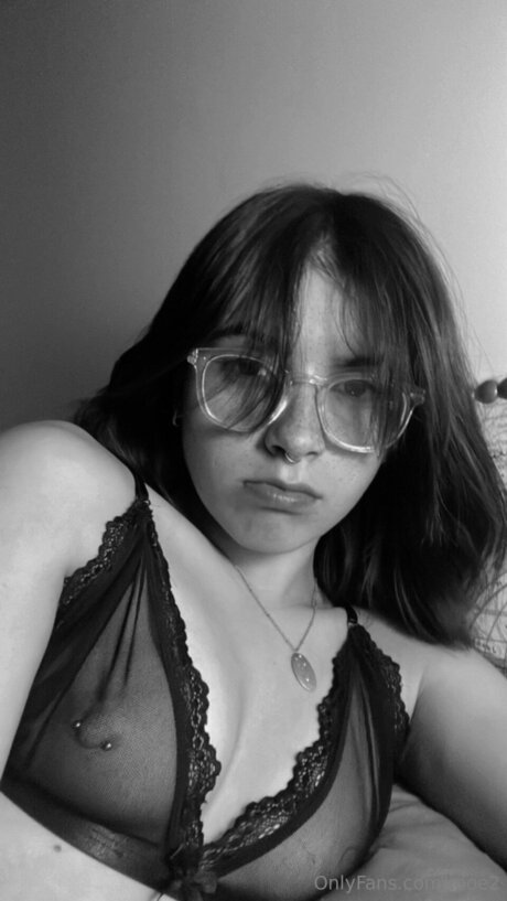 Rooe2 actrice nue archive