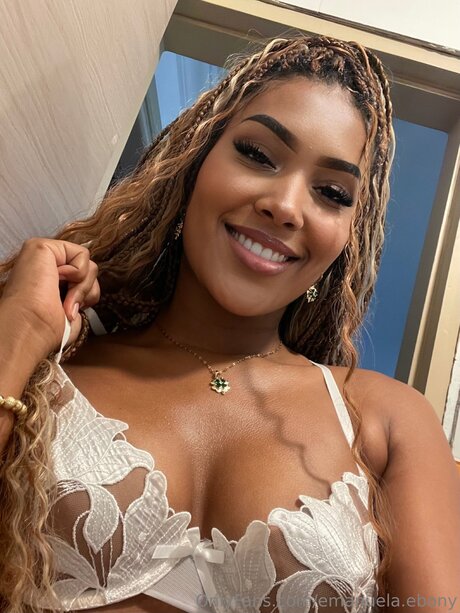 Emanuela Ebony nus star du porno image