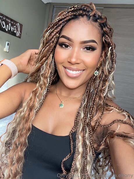 Emanuela Ebony haut de star du porno image