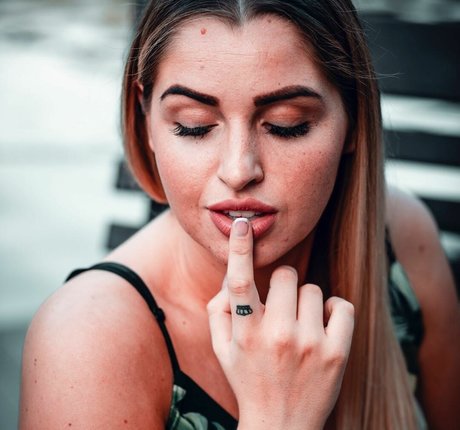 Nicole Andrievich star du porno de haute qualité image