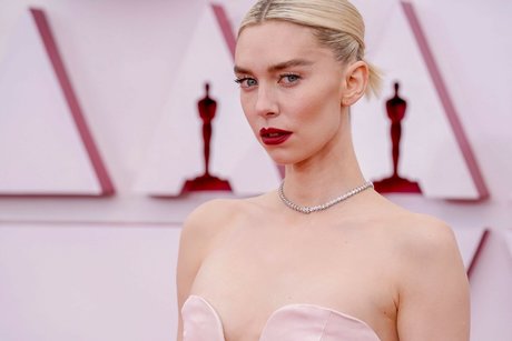 Vanessa Kirby modèle chaud images