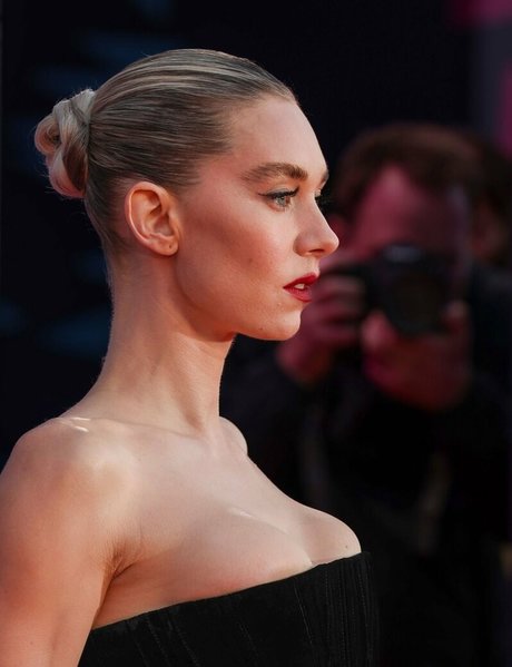 Vanessa Kirby jolie actrice des photos