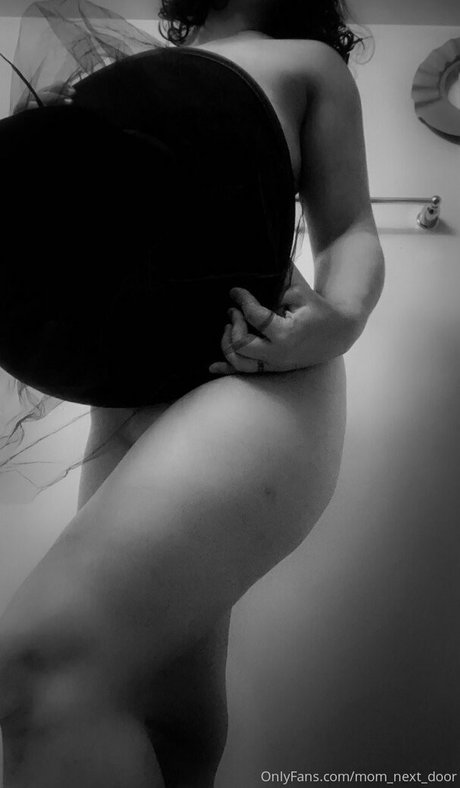 mom next door actrice sexy photos