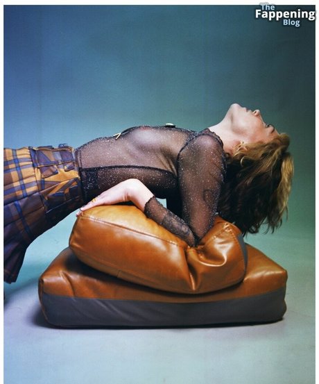 Violett Beane étoile chaude collection