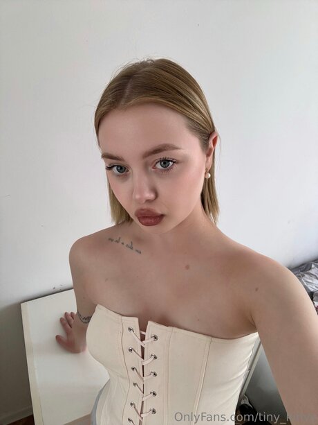 Tiny Kinyy star du porno belle image