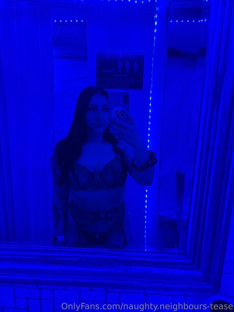 Naughty Neighbours Tease sexe de star du porno photos