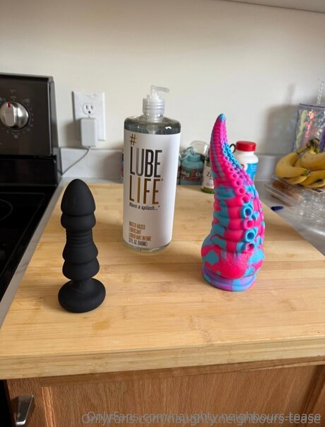 Naughty Neighbours Tease star du porno sympa images