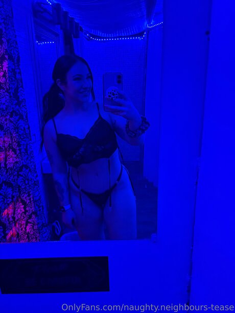 Naughty Neighbours Tease modèle pornographique galerie