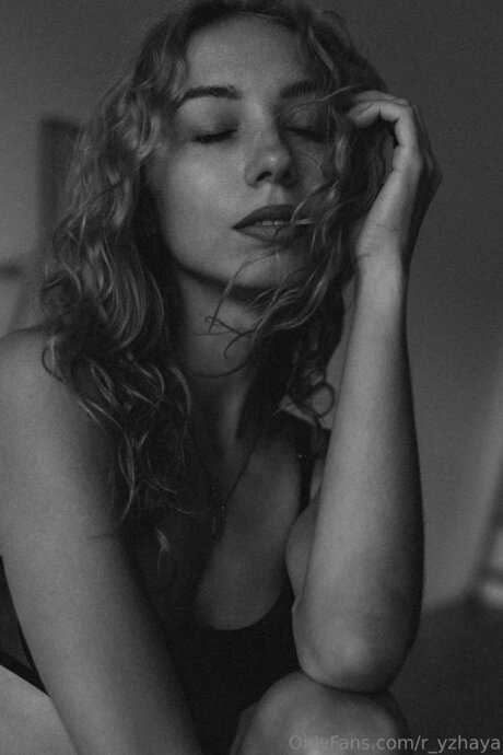 R Yzhaya modèle parfait image