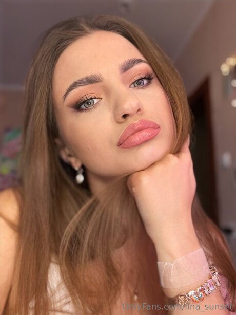 Lina Sunset modèle de sexe collection