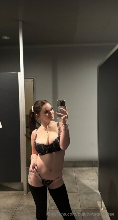 Teexquila modèle pornographique img