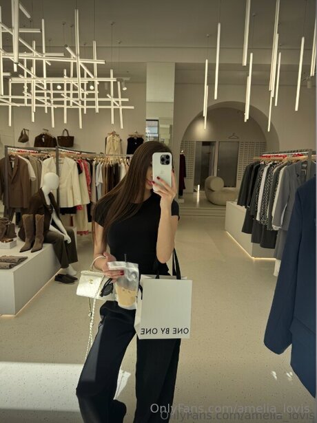 Amelia Lovis étoile exclusive galeries