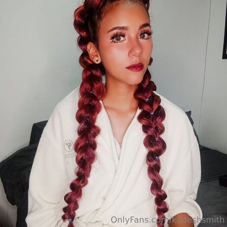 Kadeshsmith modèle joli image