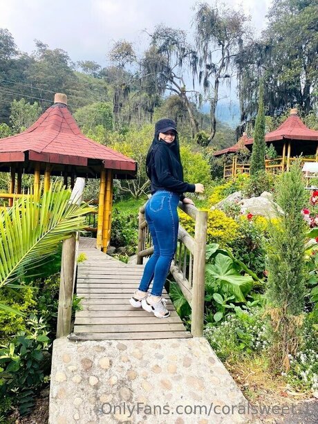 petite blonde onlyfans haut érotique des photos