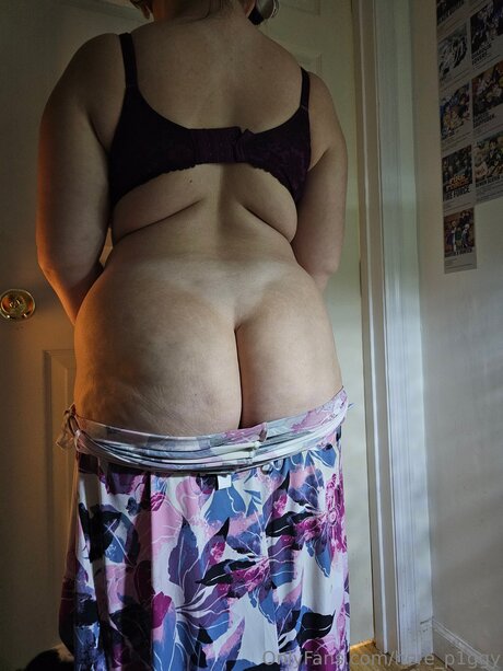 Here P1ggy modèle nu photos