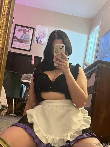 Mavarooniee actrice sexy img