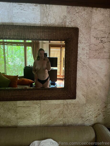 Ceeceerosefree modèle nu collection