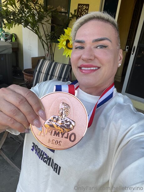 Helletrevino étoile exclusive photo