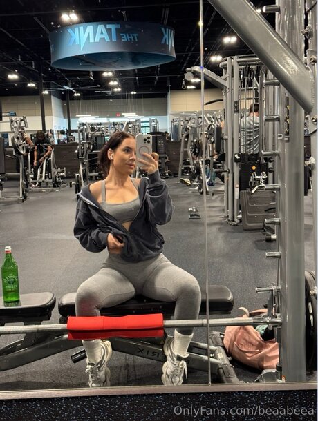 Beaabeea modèle pornographique img