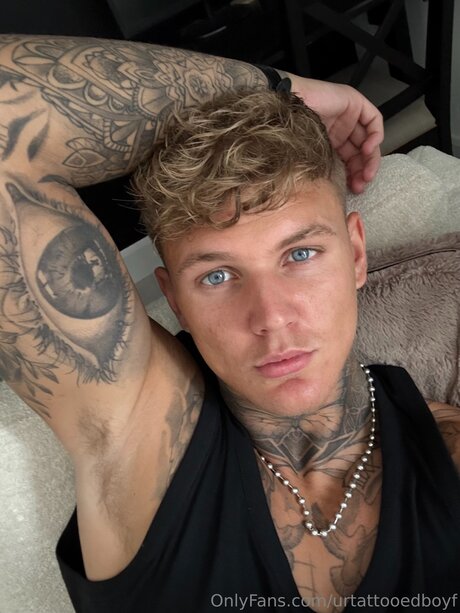 Urtattooedboyf modèle adulte image