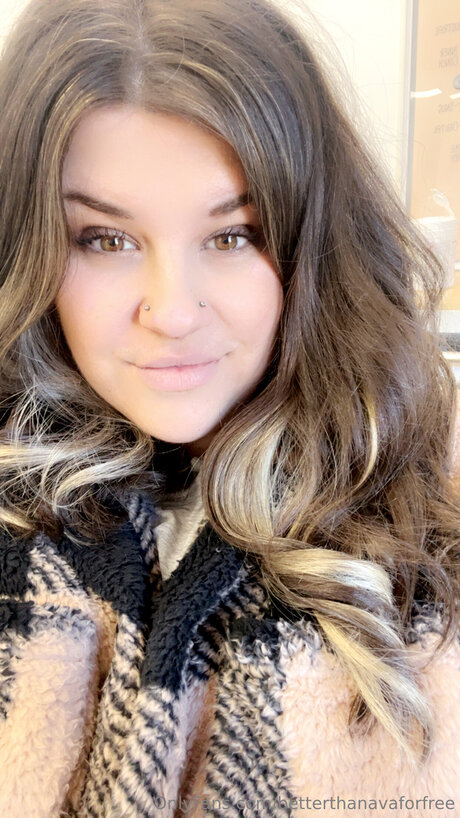 Betterthanavaforfree modèle érotique galerie