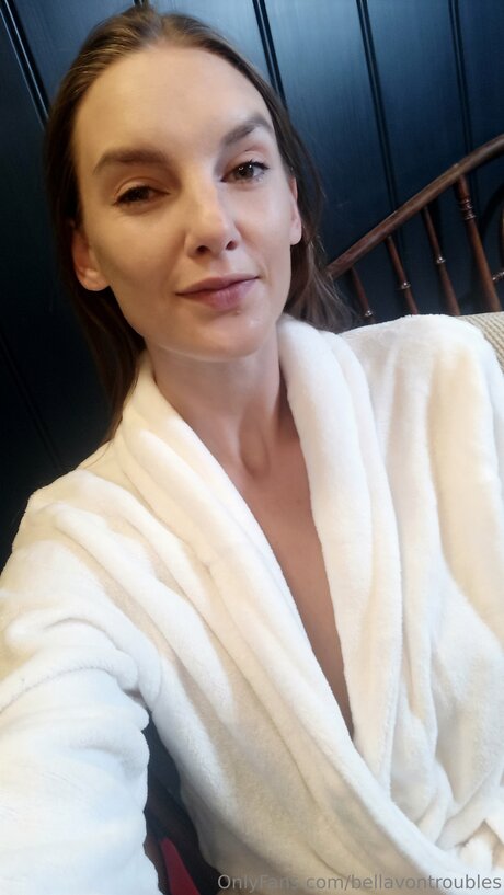 Bellavontroubles actrice sexy photos